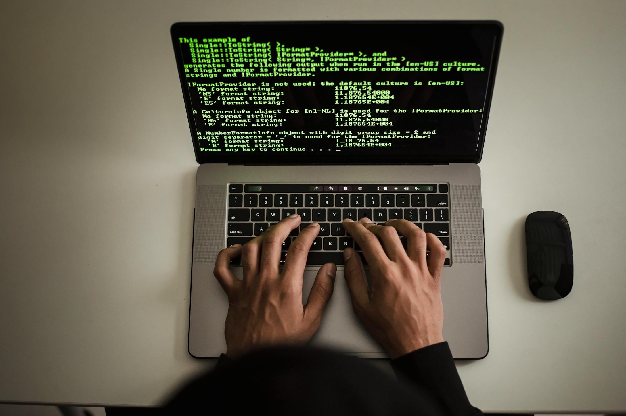 一个笔记本电脑屏幕上显示着代码,象征着对服务商的技术进行研究