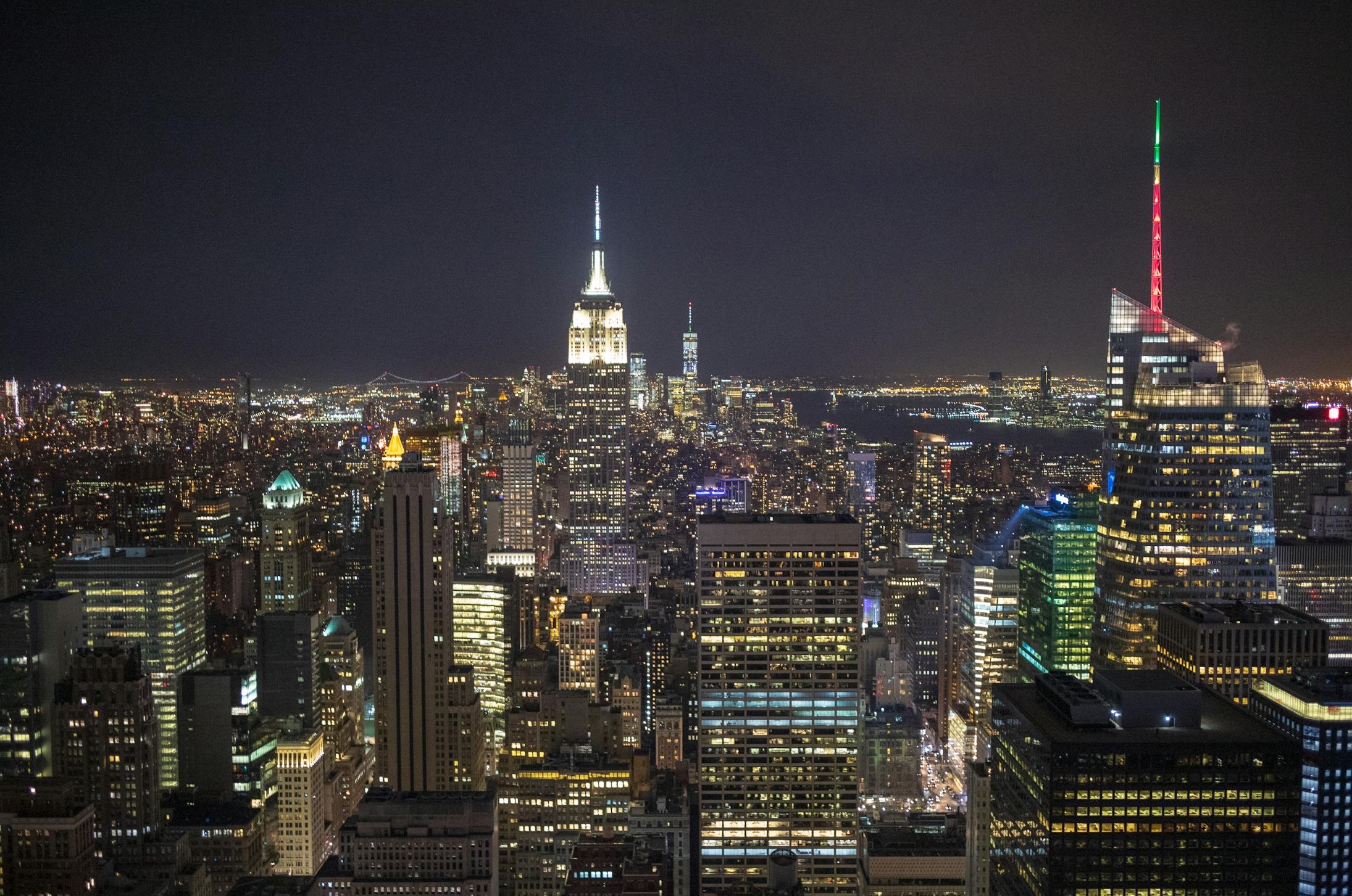 一个团队正在分析社交媒体的增长数据图表