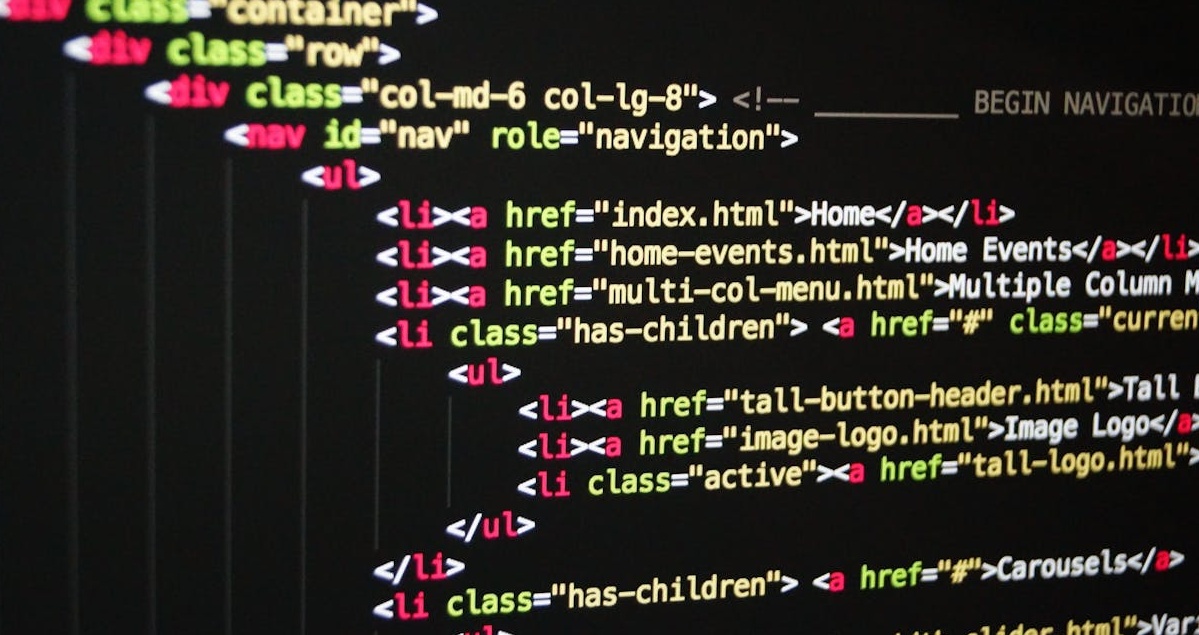 用户在电脑上浏览YouTube频道并准备订阅