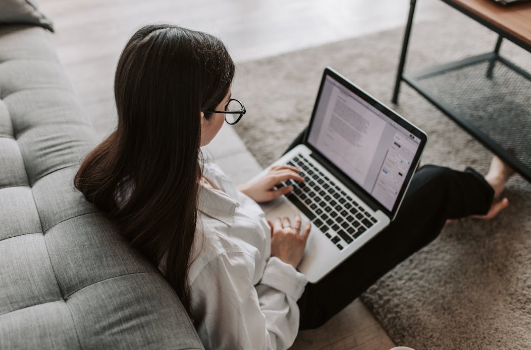 一部手机屏幕上显示的Facebook主页，拥有大量粉丝和互动