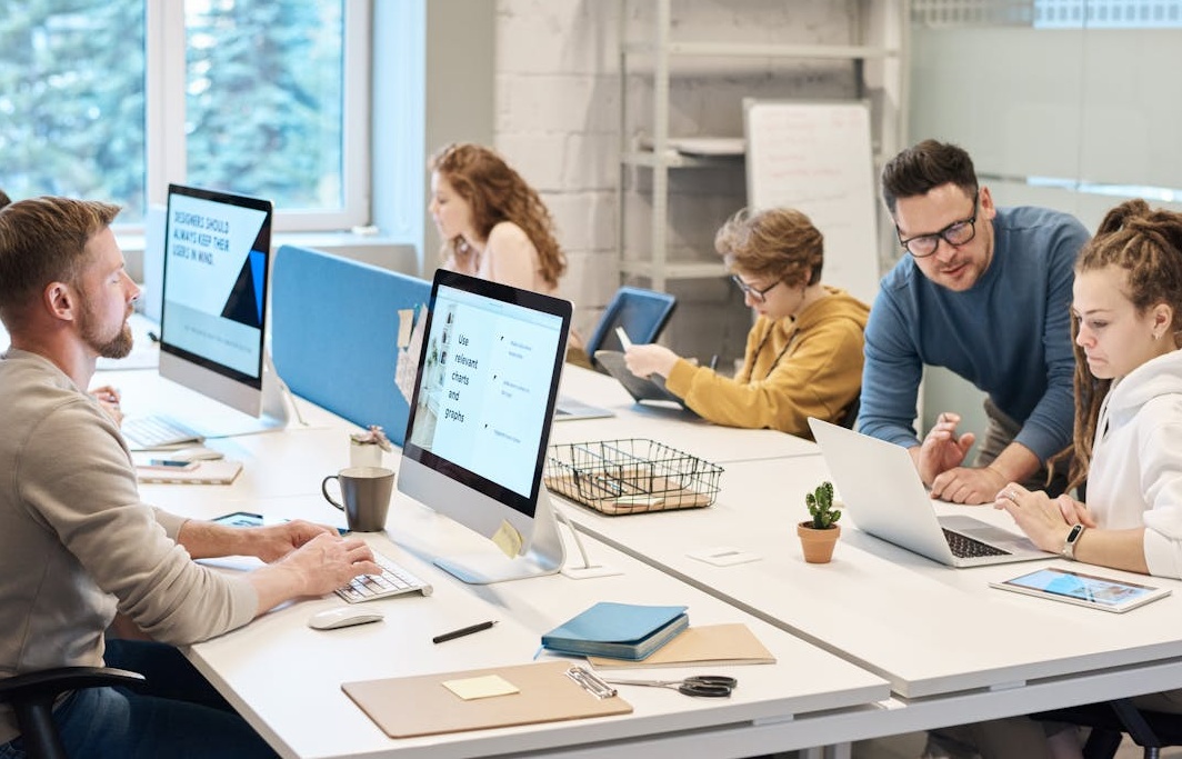 营销团队正在创作高质量的Facebook内容以提升粉丝互动