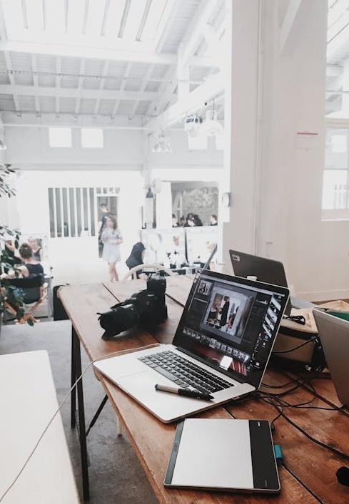 一部智能手机屏幕上显示着Facebook应用,象征着2025年的社交媒体营销