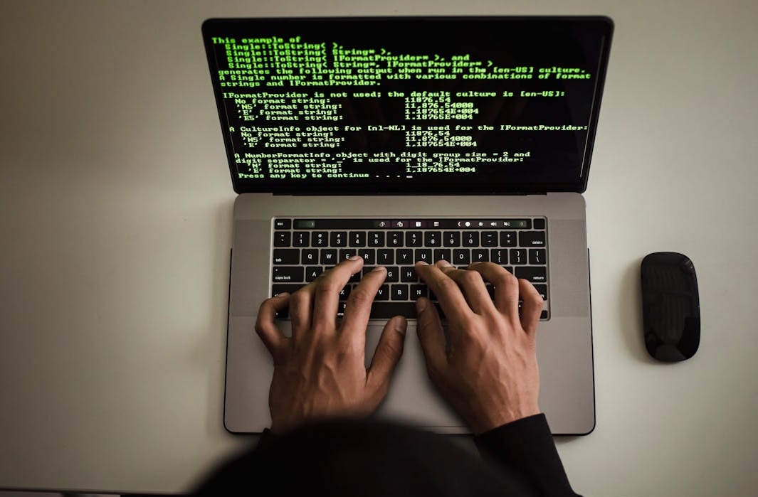 一位营销专家在笔记本电脑上选择社交媒体推广服务套餐