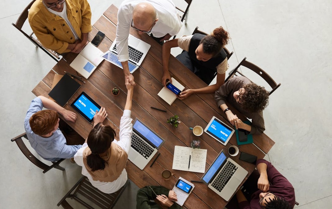 一个多元化的团队在会议室里讨论社交媒体营销策略和数据分析