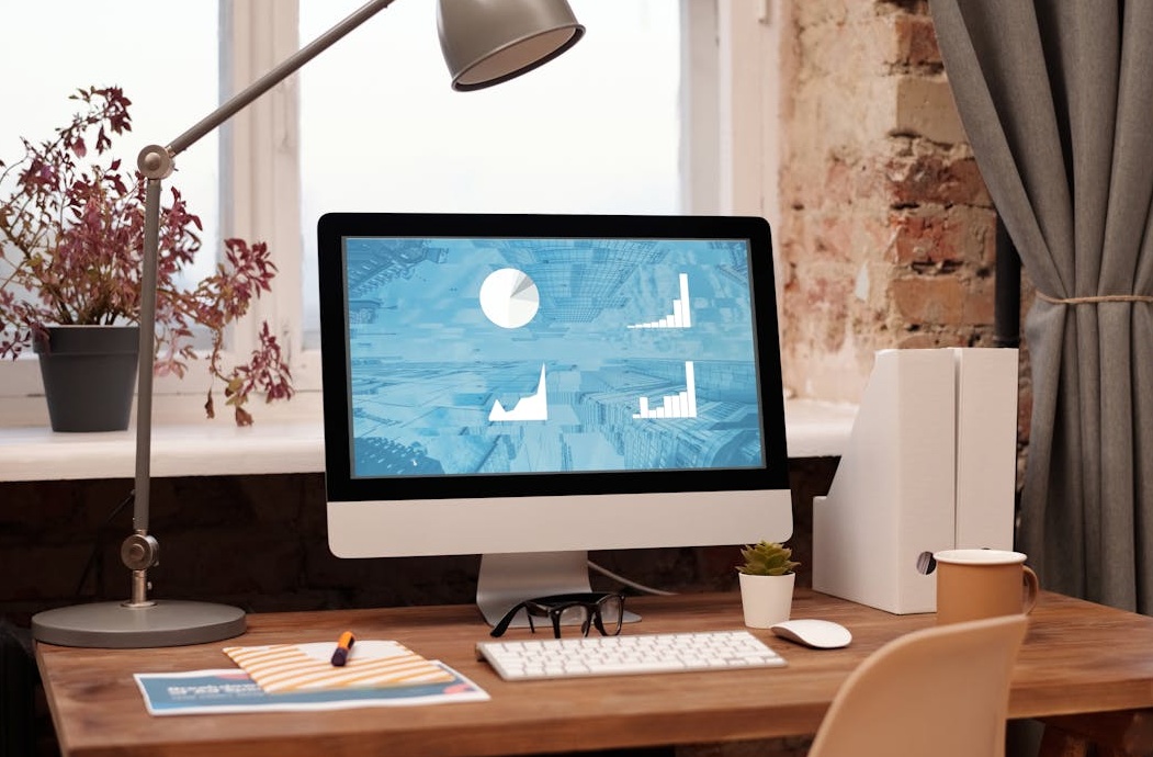 一群多元化的團隊成員正在會議室中討論品牌社群行銷策略