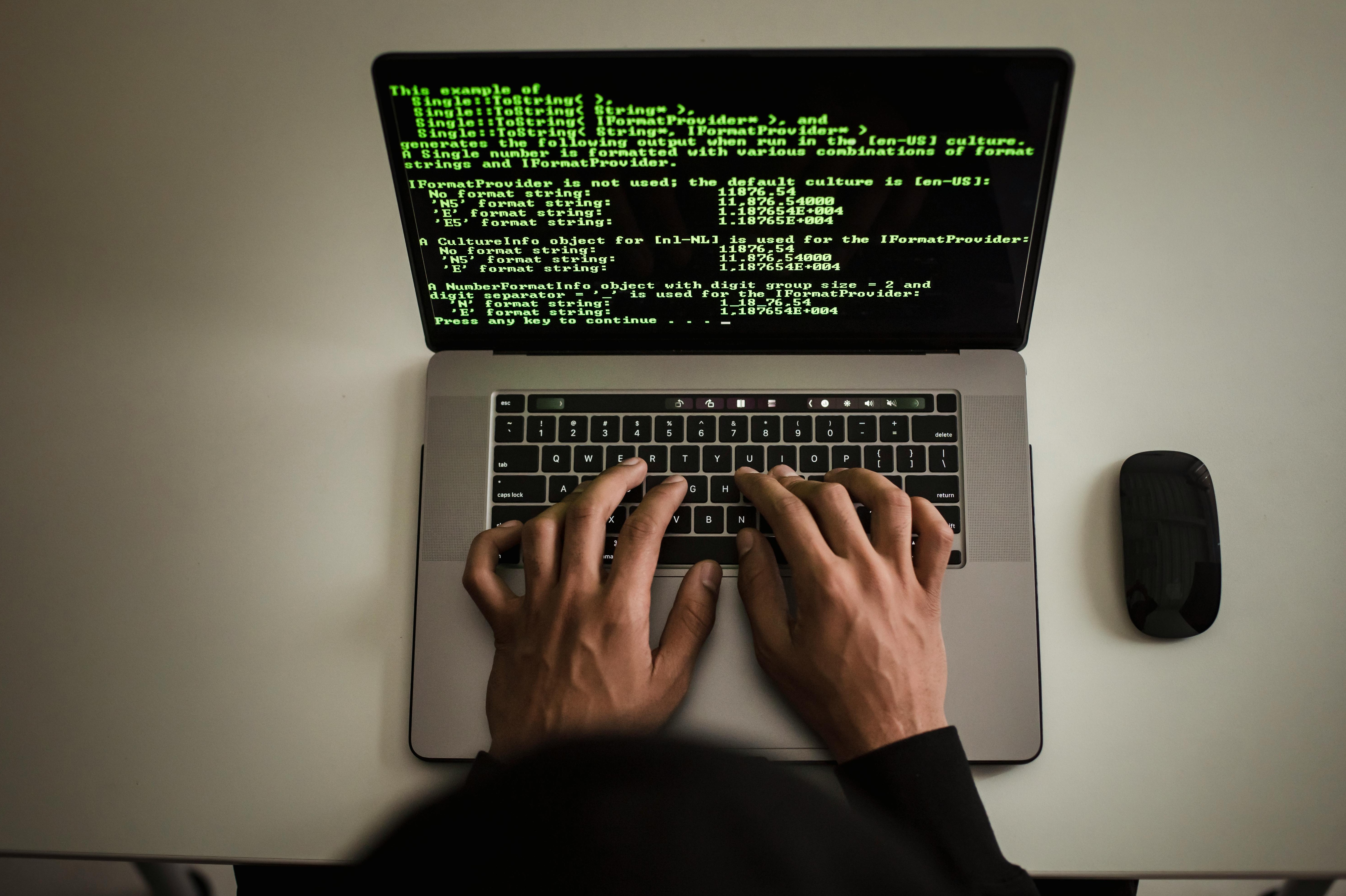 一名内容创作者正在笔记本电脑上为YouTube视频进行最后的优化