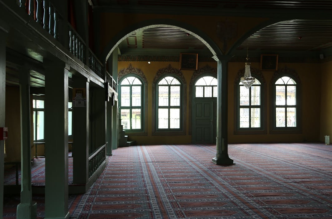 一个雪球在雪地里越滚越大，象征着内容的病毒式传播