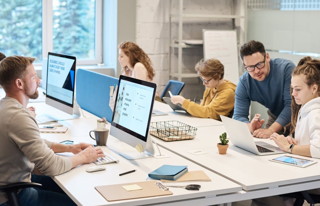 团队在进行TikTok内容策略规划