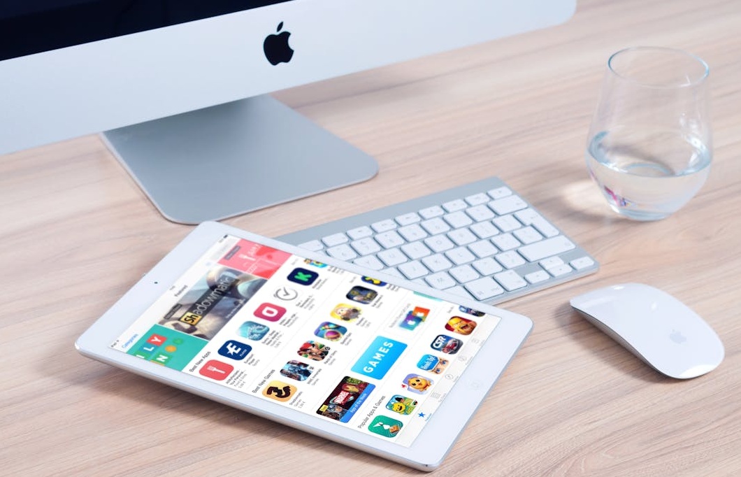 创作者在电脑前为TikTok视频的成功而庆祝