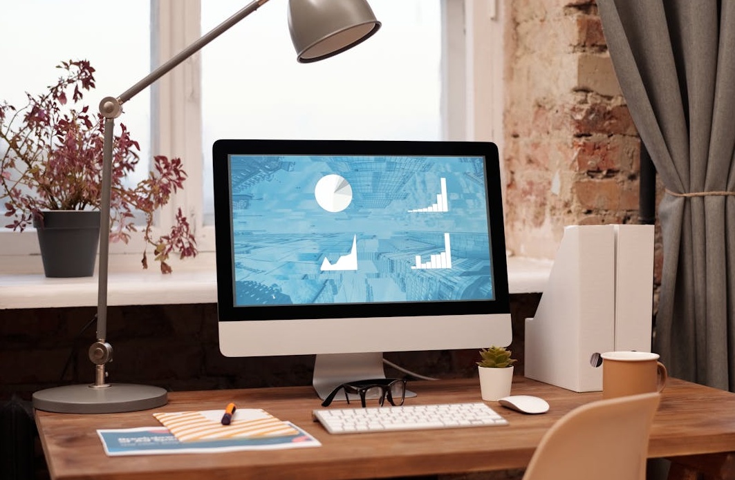 一个清晰的仪表盘界面显示着社交媒体用户增长的关键指标