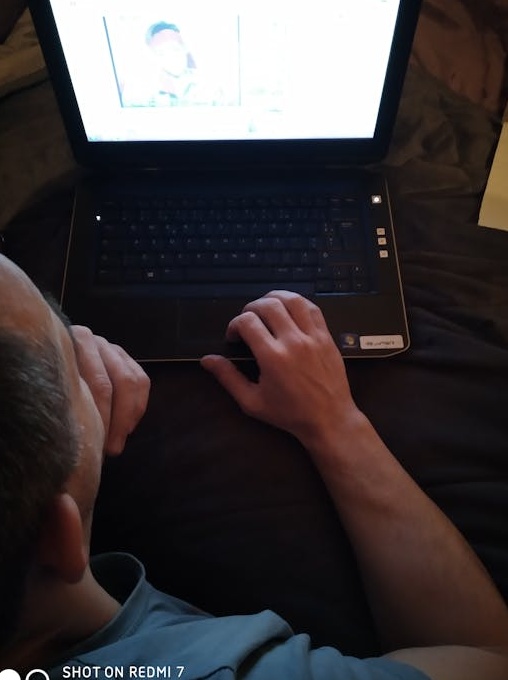 一部智能手机正在显示推特X的应用界面,象征着社交媒体的互动与浏览