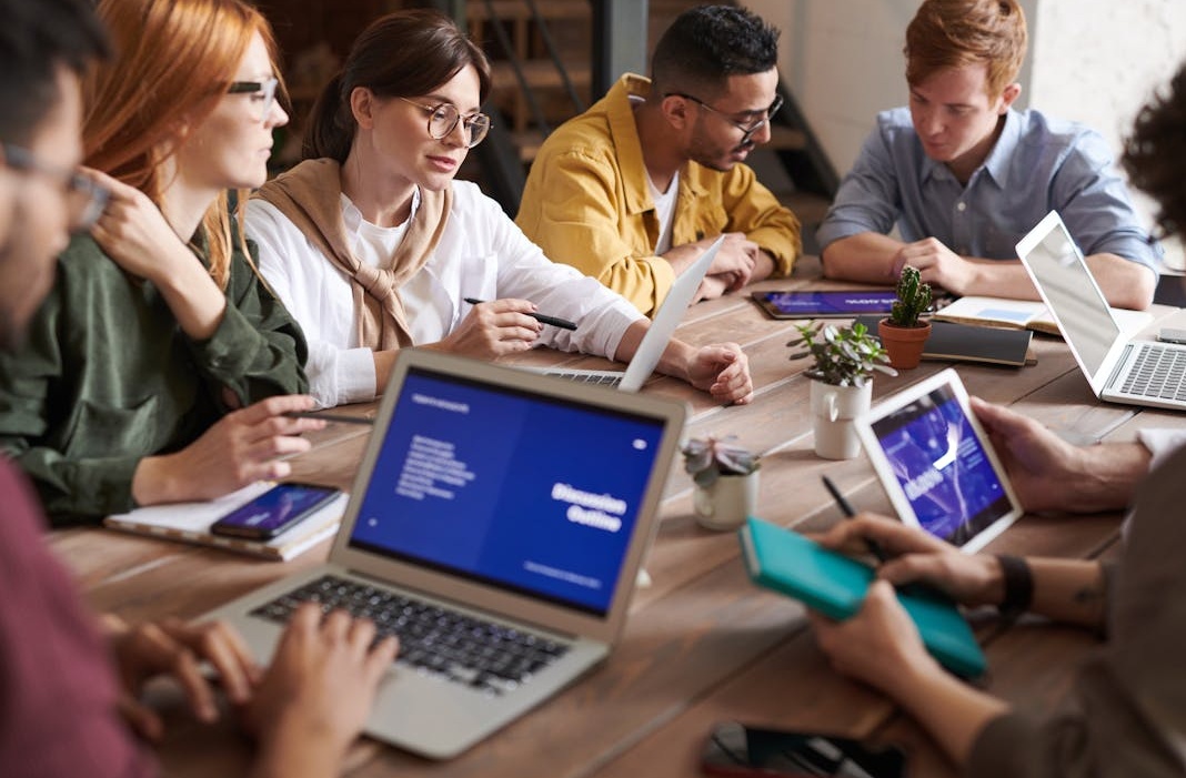 一个多元化的团队正在会议室里讨论社交媒体增长策略