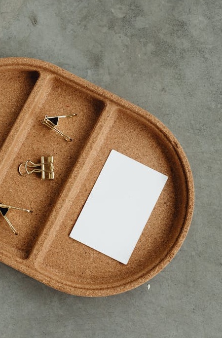 一个人在手机上观看Instagram Reels，屏幕上显示着高浏览量数据