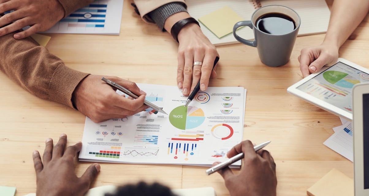 一个团队在白板前规划社交媒体增长战略