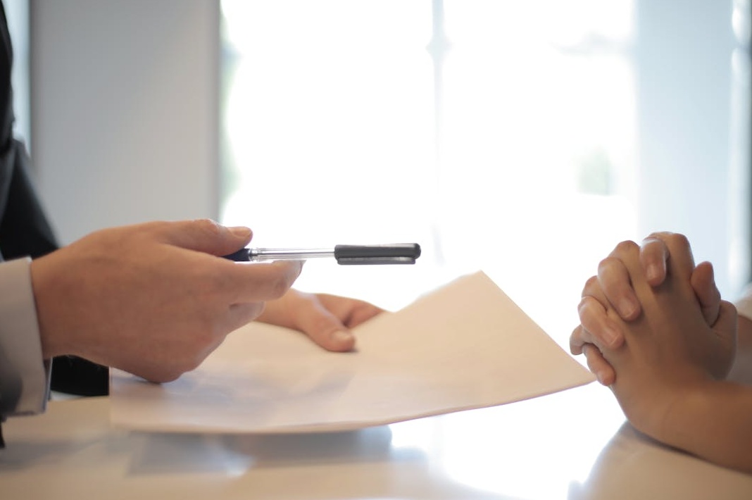 两位商务人士握手达成合作，象征着商业机会的到来