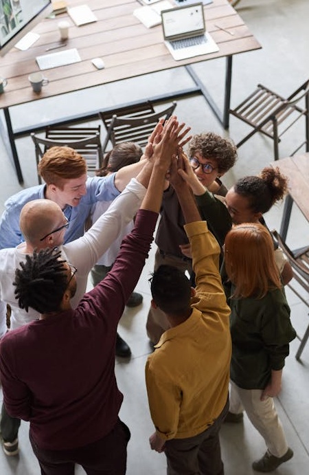 代表社交网络增长的图表和箭头