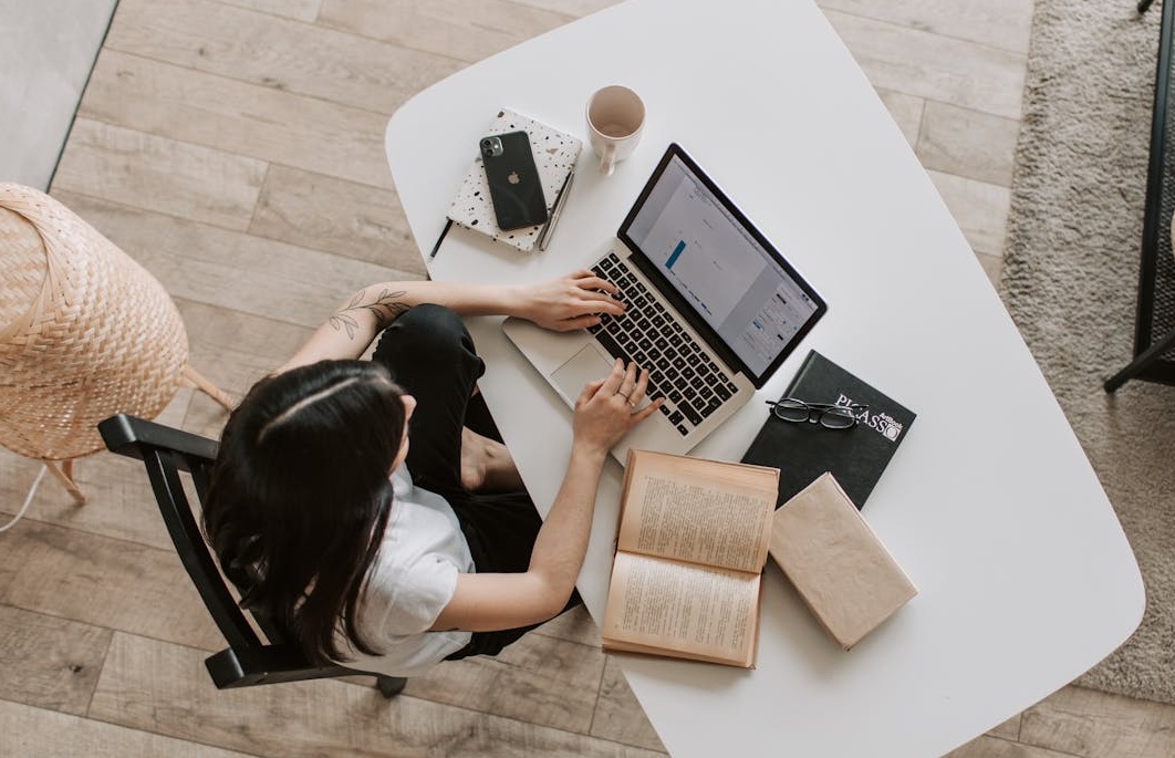 用户正在手机上浏览Twitter内容