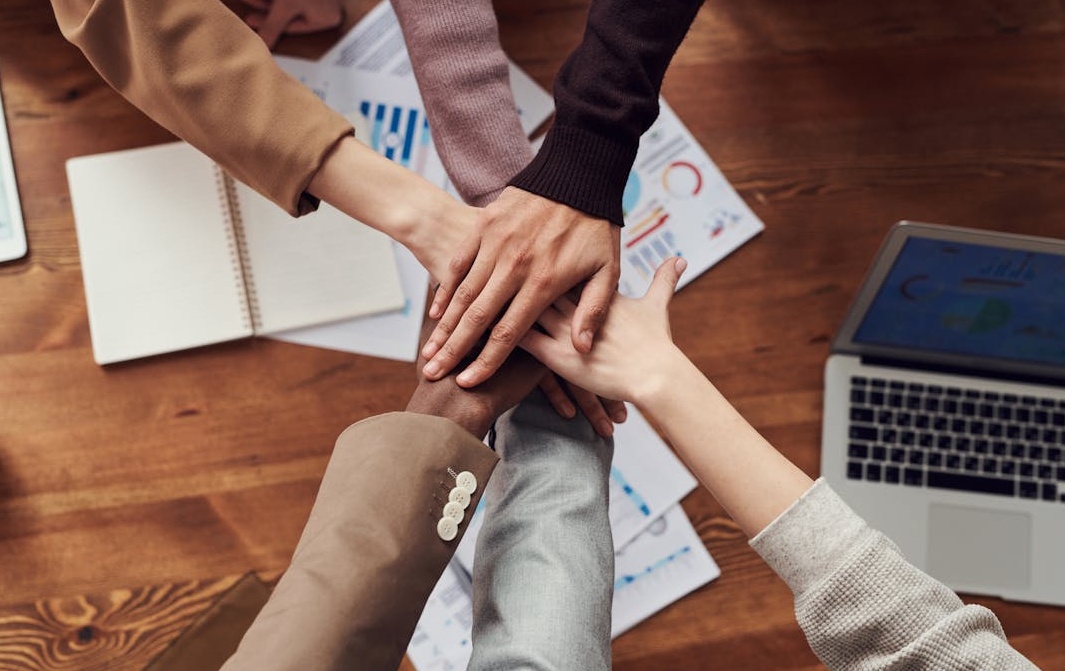 团队成员围绕桌子进行社区讨论和互动