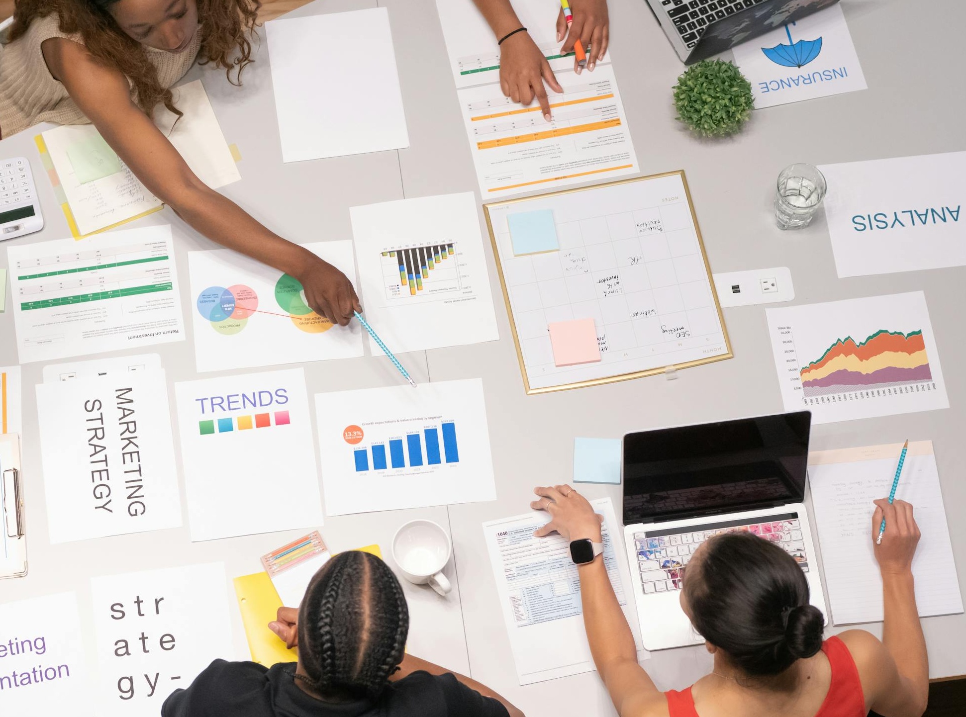 许多代表用户的图标围绕着一个视频播放按钮，象征社会认同感