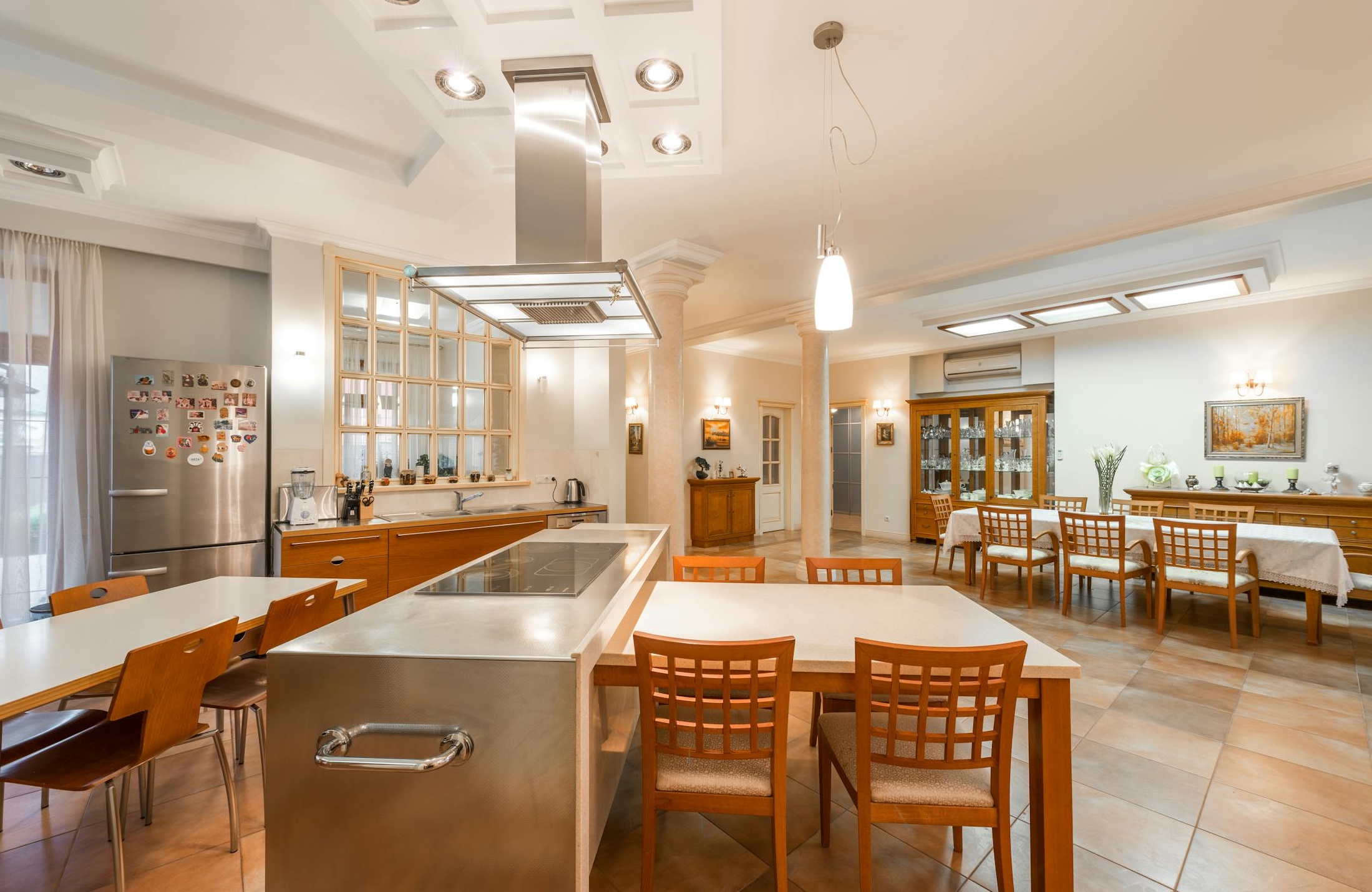 视频创作者团队正在进行头脑风暴和内容策划