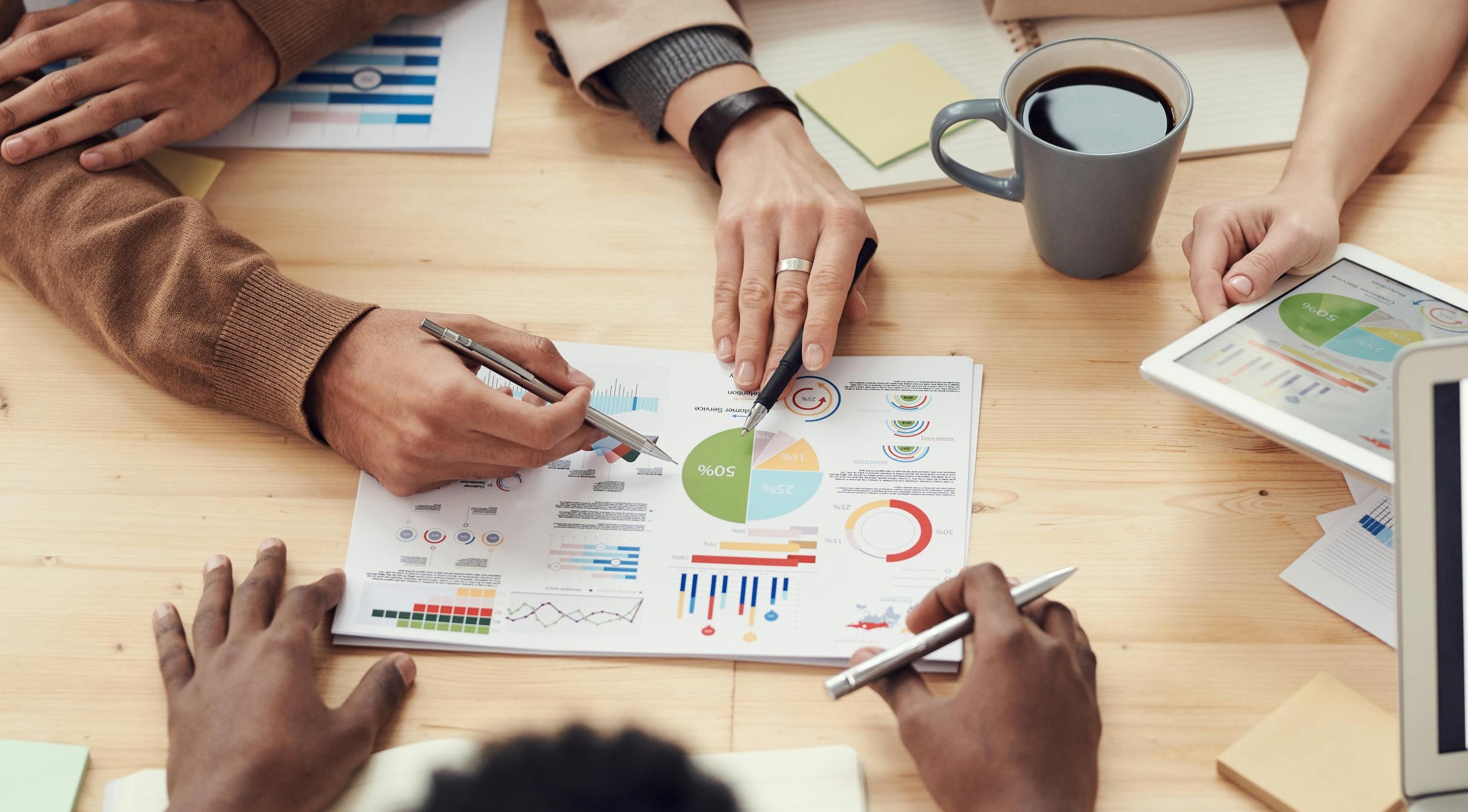 一个多元化的营销团队在会议室里庆祝他们的成功