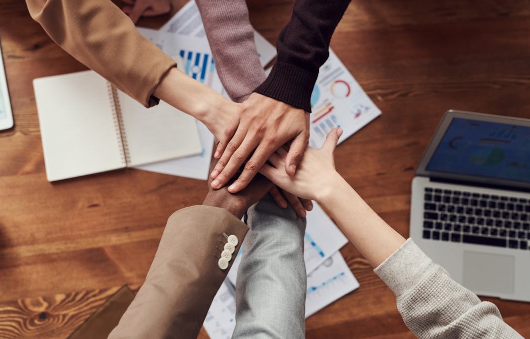 社交认同感的概念图，代表了用户的信任和追随