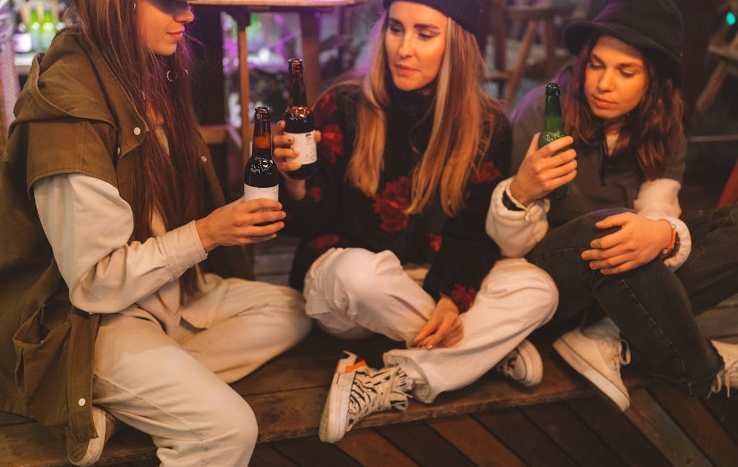 一位TikTok内容创作者正在拍摄创意视频