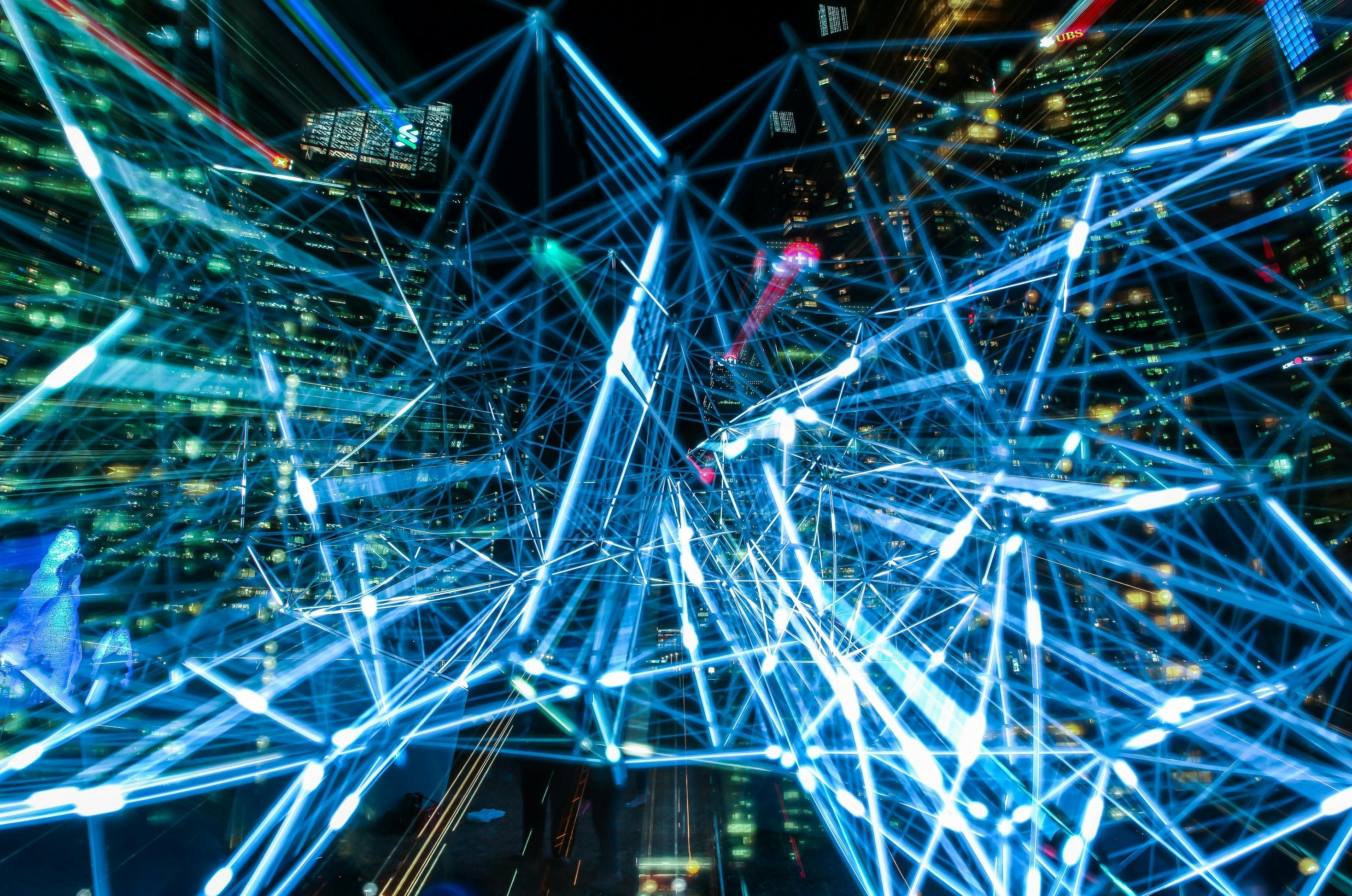 在键盘上操作的手,背景是充满未来感的代码和数据流,象征着精准的数字营销