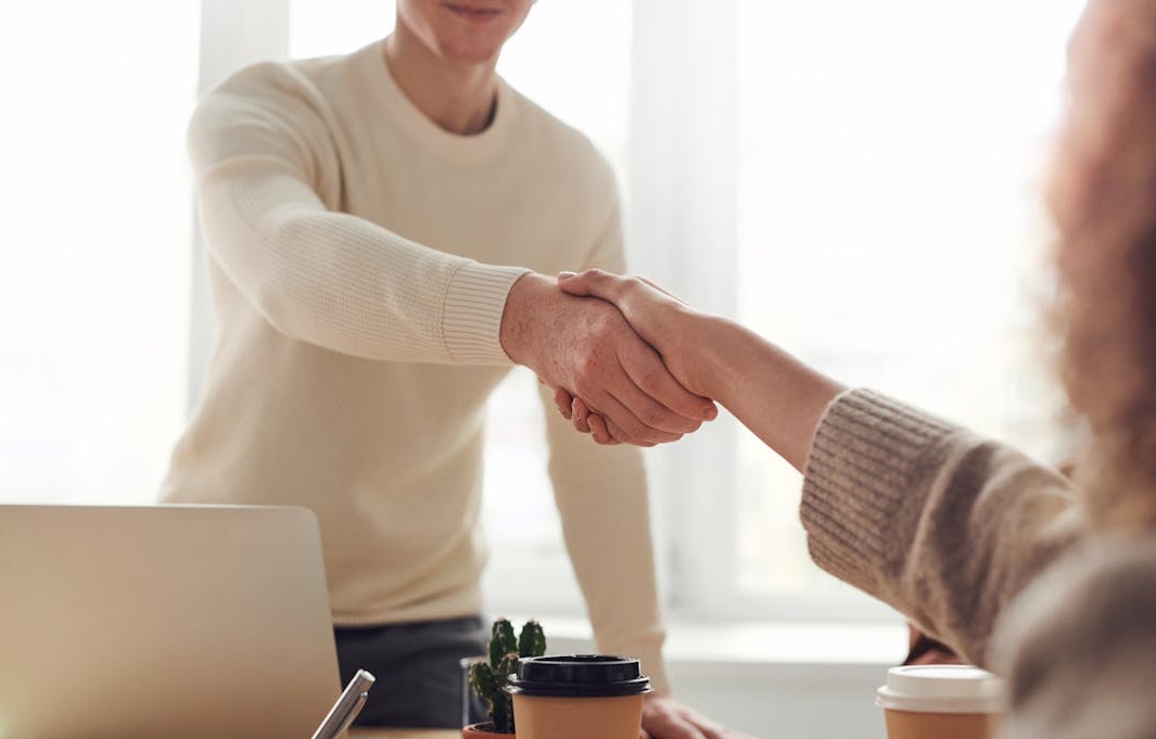 团队正在协作创作优质的社交媒体内容