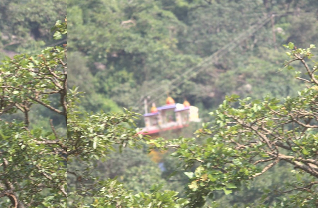 用户在手机上浏览Instagram视频评论区,展示了社交媒体的互动性