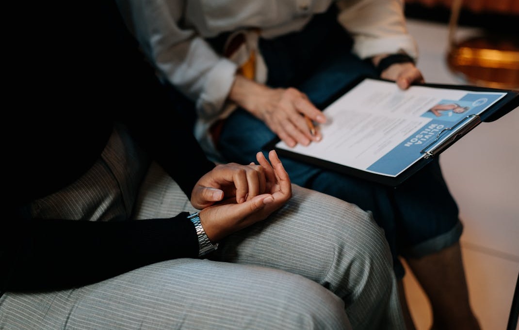 数据图表和增长曲线,象征着通过优化策略实现的Instagram账户增长