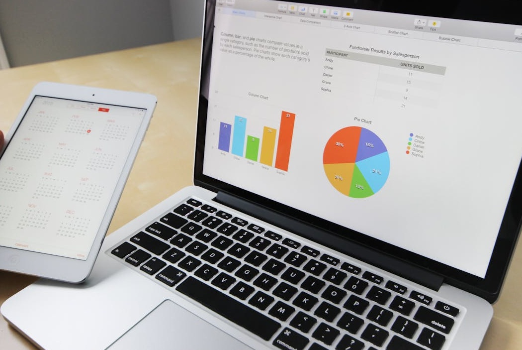 商业团队在会议室讨论策略,图表和数据展示在屏幕上,象征着数据驱动的营销决策