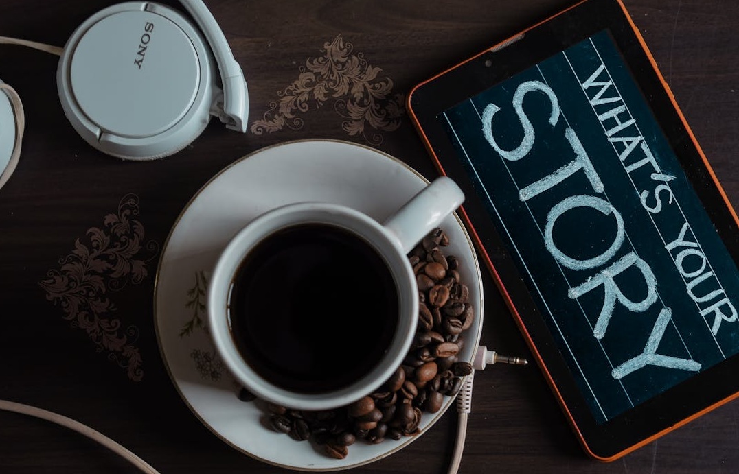 一位内容创作者正在拍摄视频,周围有专业的灯光和设备,代表着高质量内容的创作过程