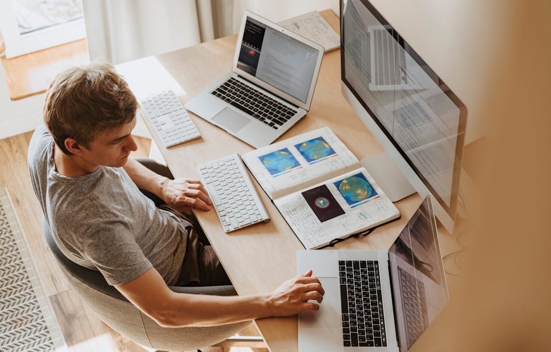 一位内容创作者正在精心制作高质量的Instagram帖子