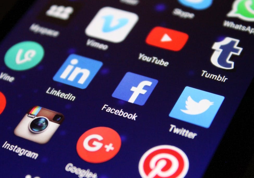 一个FAQ（常见问题）的图形标志，解答用户关于购买IG点赞的疑问