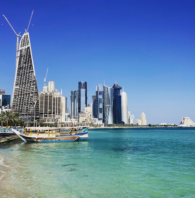 一部手机屏幕上展示着Facebook帖子的评论区，象征着社交媒体互动的重要性。