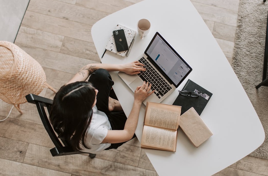 用户在手机上观看高参与度的脸书视频