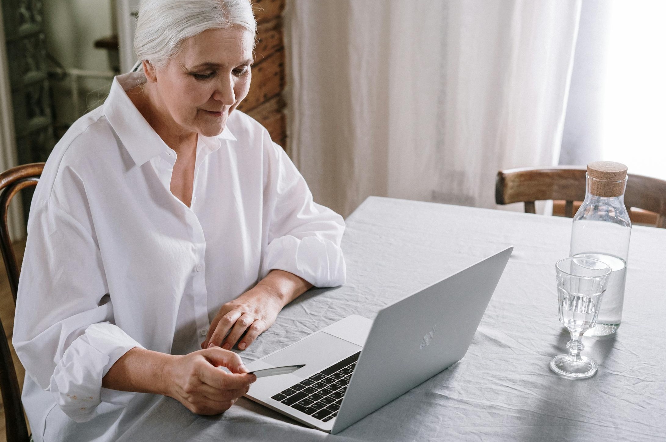 手机屏幕上展示的TikTok界面，象征着粉丝增长的目标