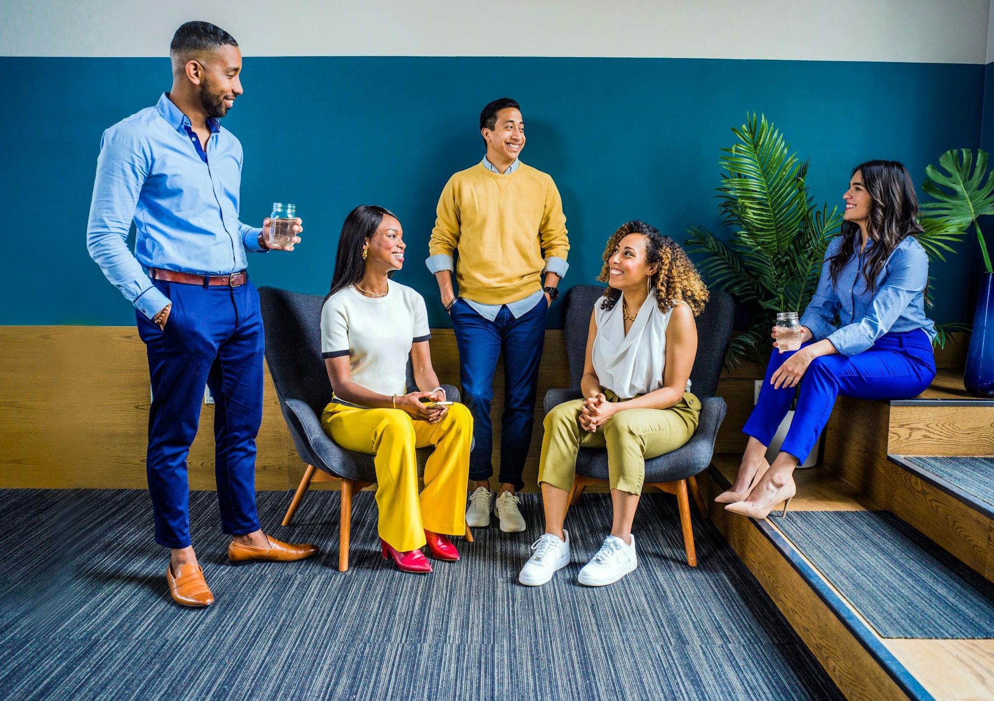 一群不同的人在愉快地互动，象征着活跃的TikTok社区