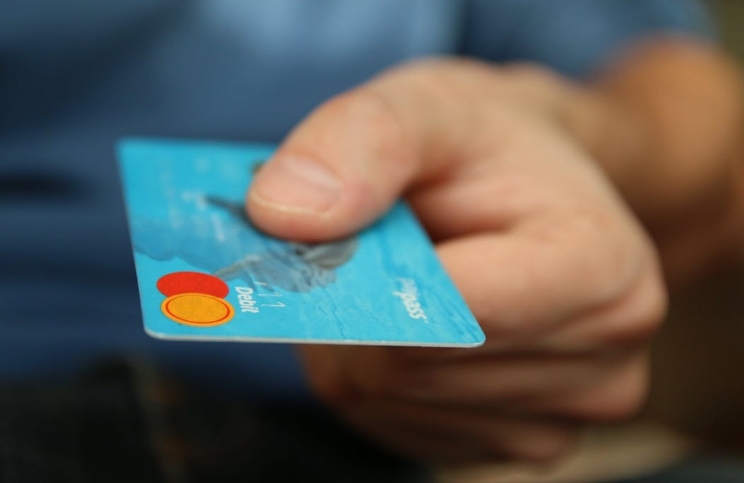 在笔记本电脑前使用信用卡进行安全的在线支付