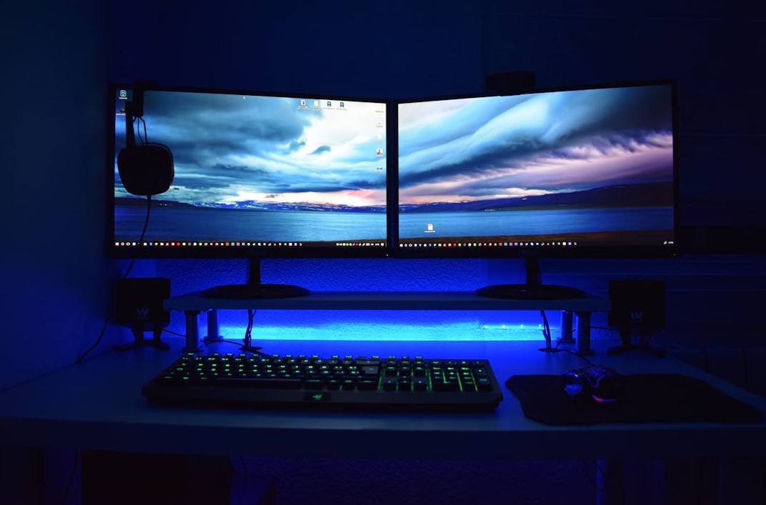 一个现代化的内容创作者工作台,展示了专业的创作环境