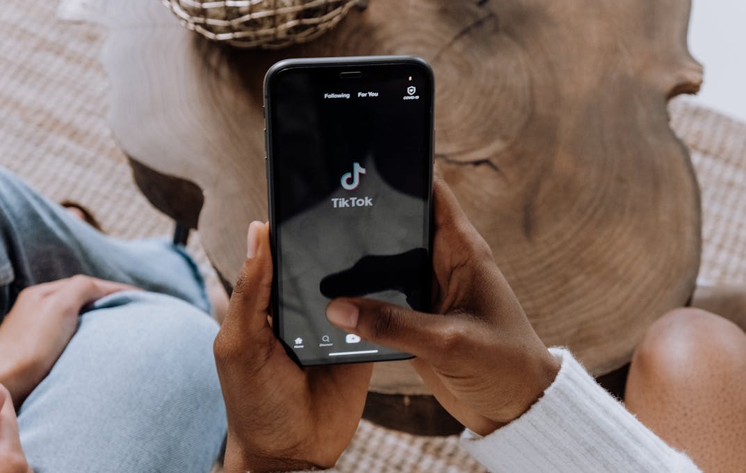 一个TikTok视频获得高浏览量后带来的社交认同效应