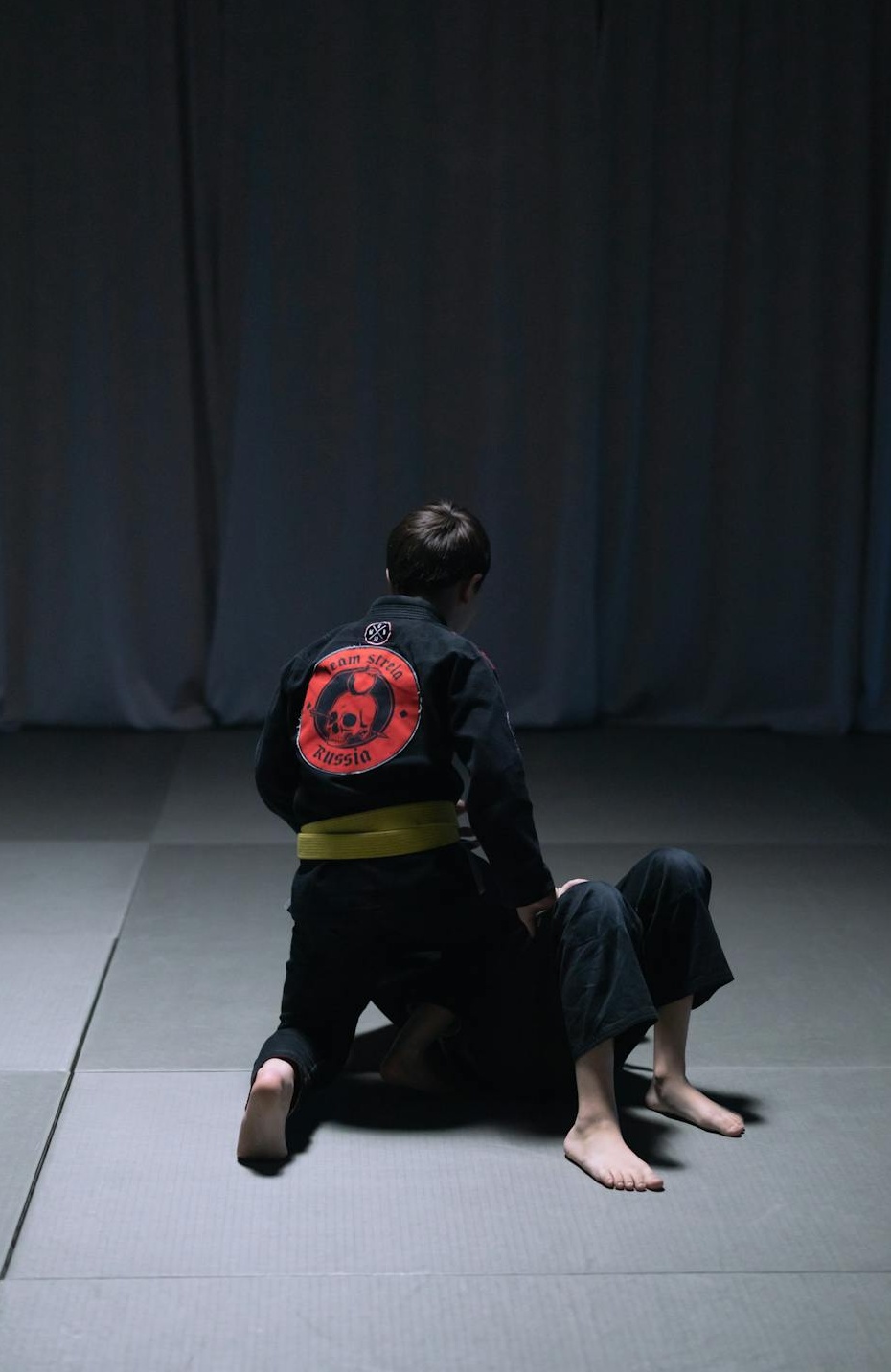 一群人低头玩手机，背景虚化，强调社交媒体互动