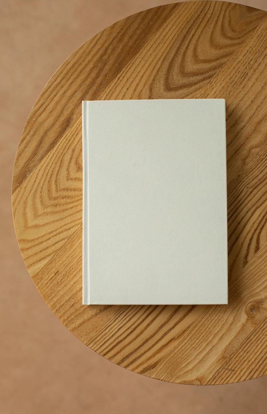 一个设计师或内容创作者正在笔记本电脑前，屏幕上显示着数据分析或内容策划界面