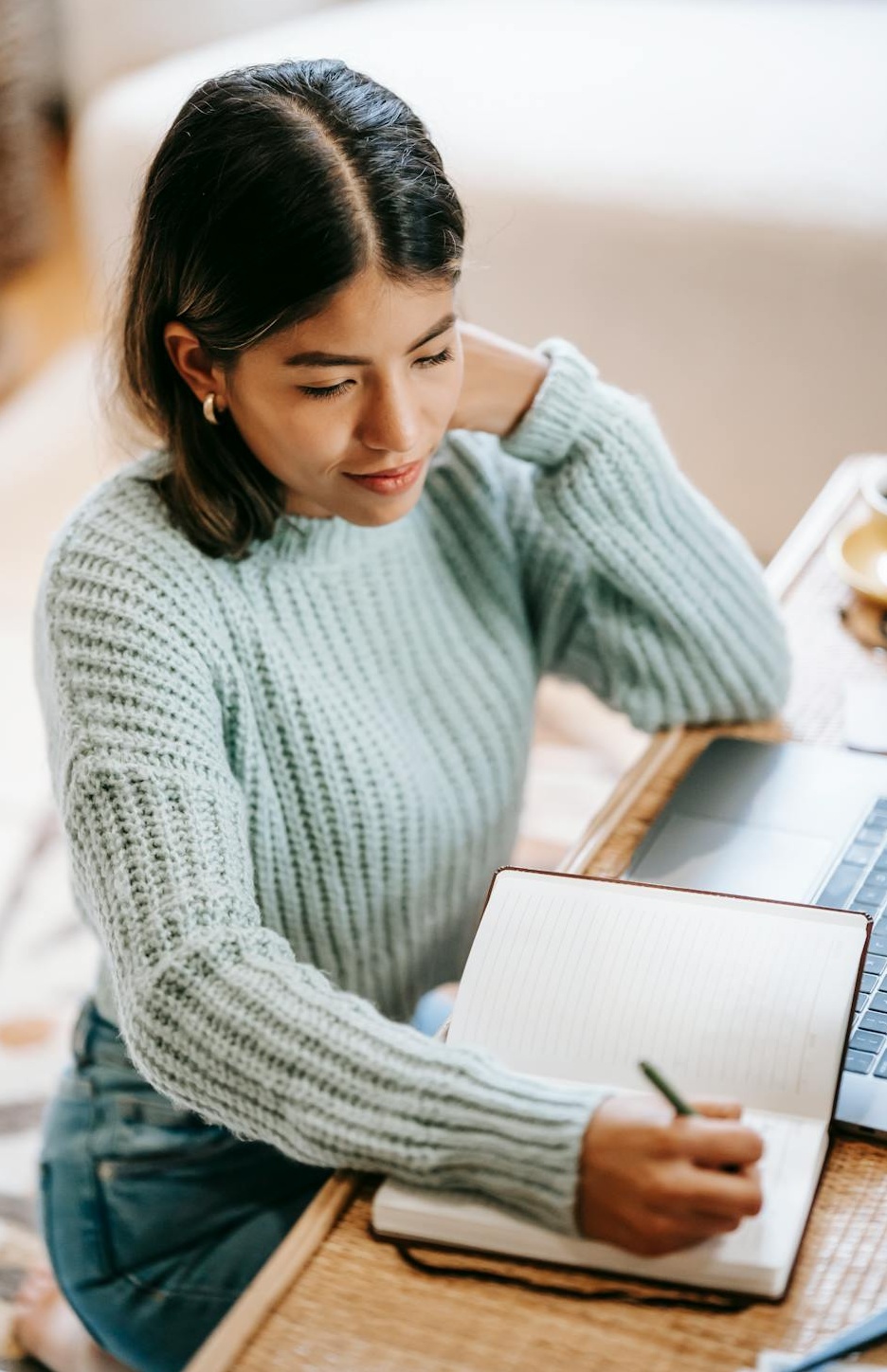 一个手机屏幕上显示着社交媒体的评论区，文字气泡正在互动