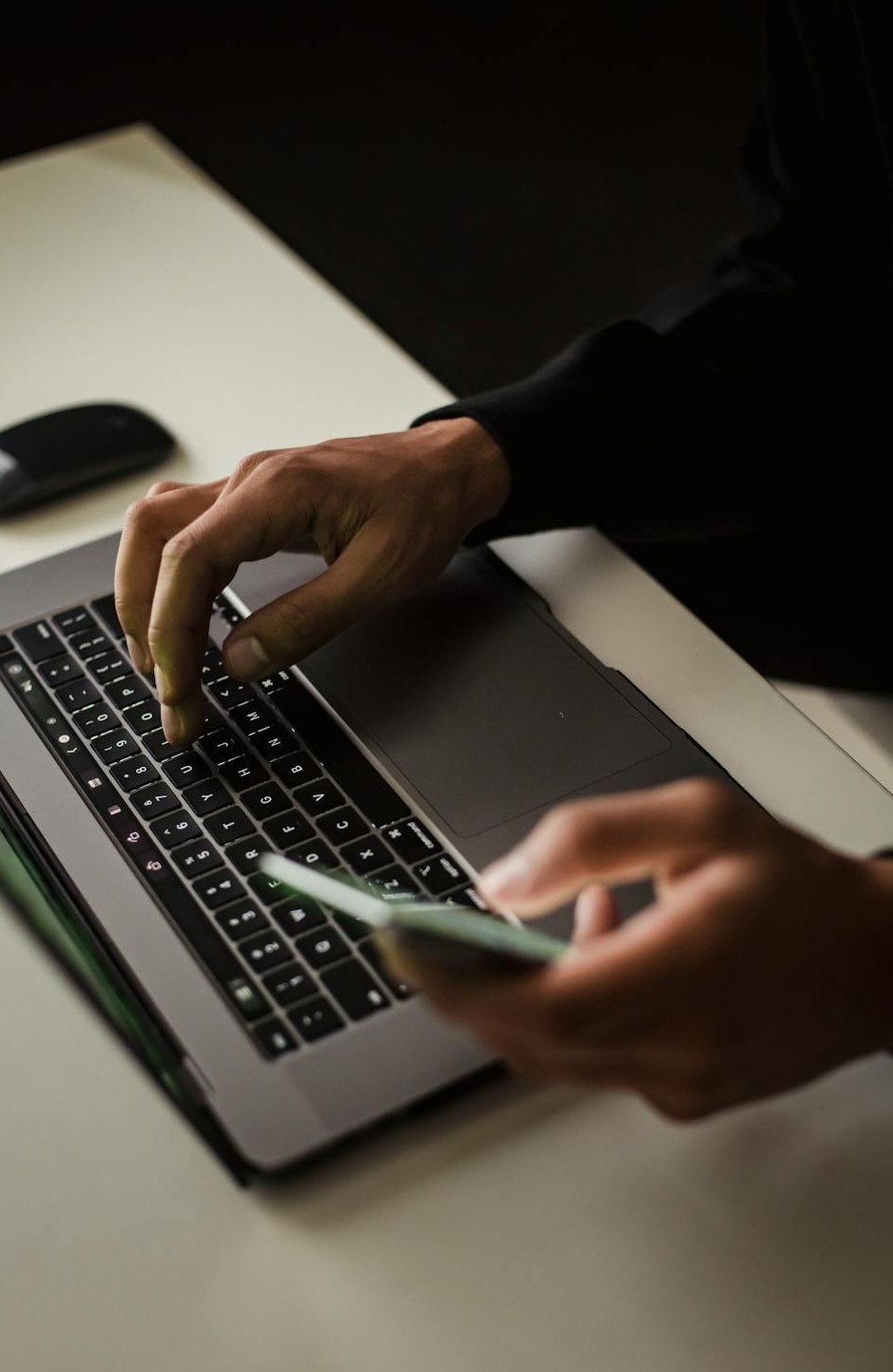 一个戴眼镜的男性在看平板电脑上的数据图表，背景是办公室场景