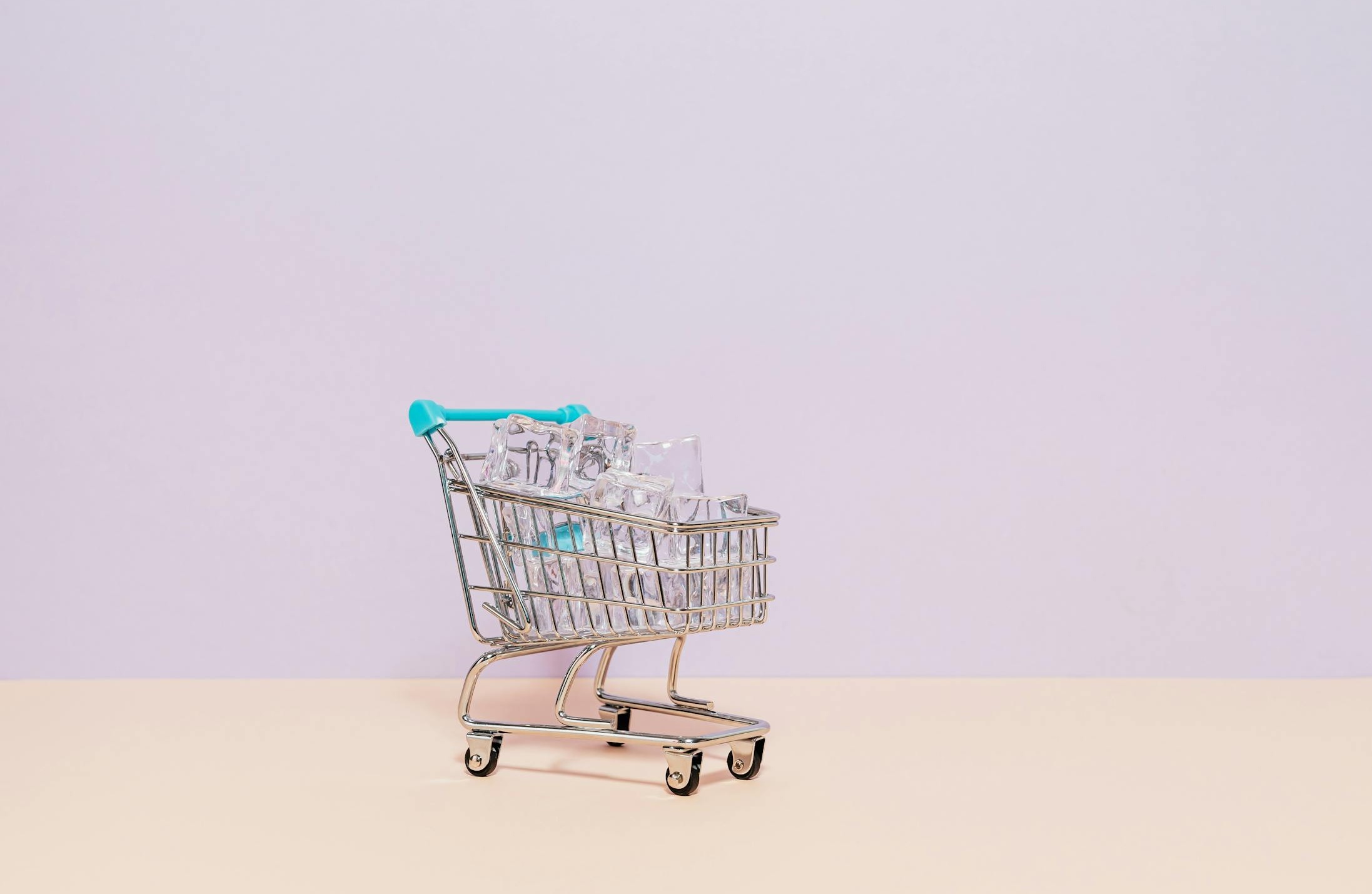 一群人围绕手机查看社交媒体评论