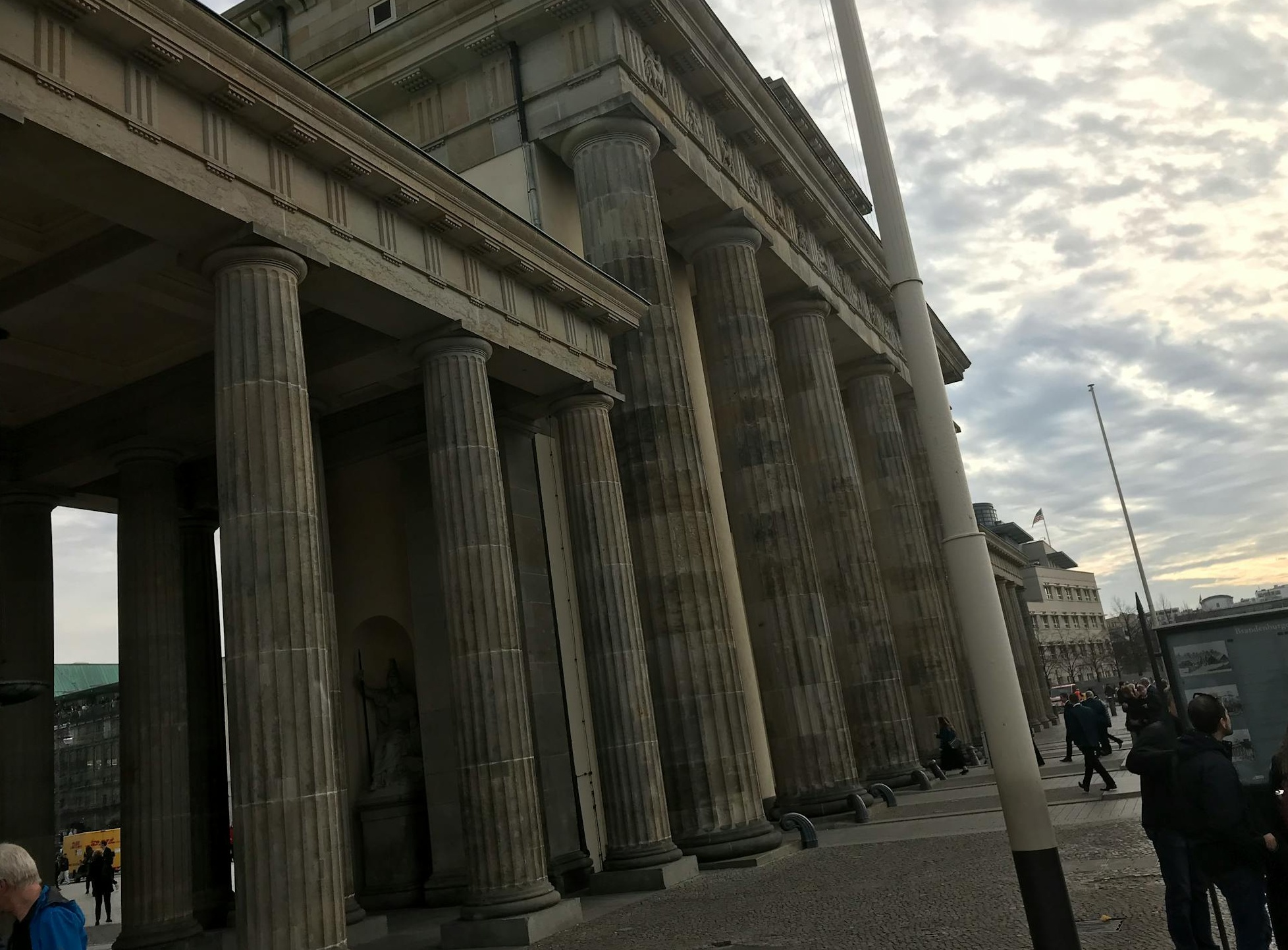 一只手在回复手机上的客户评论