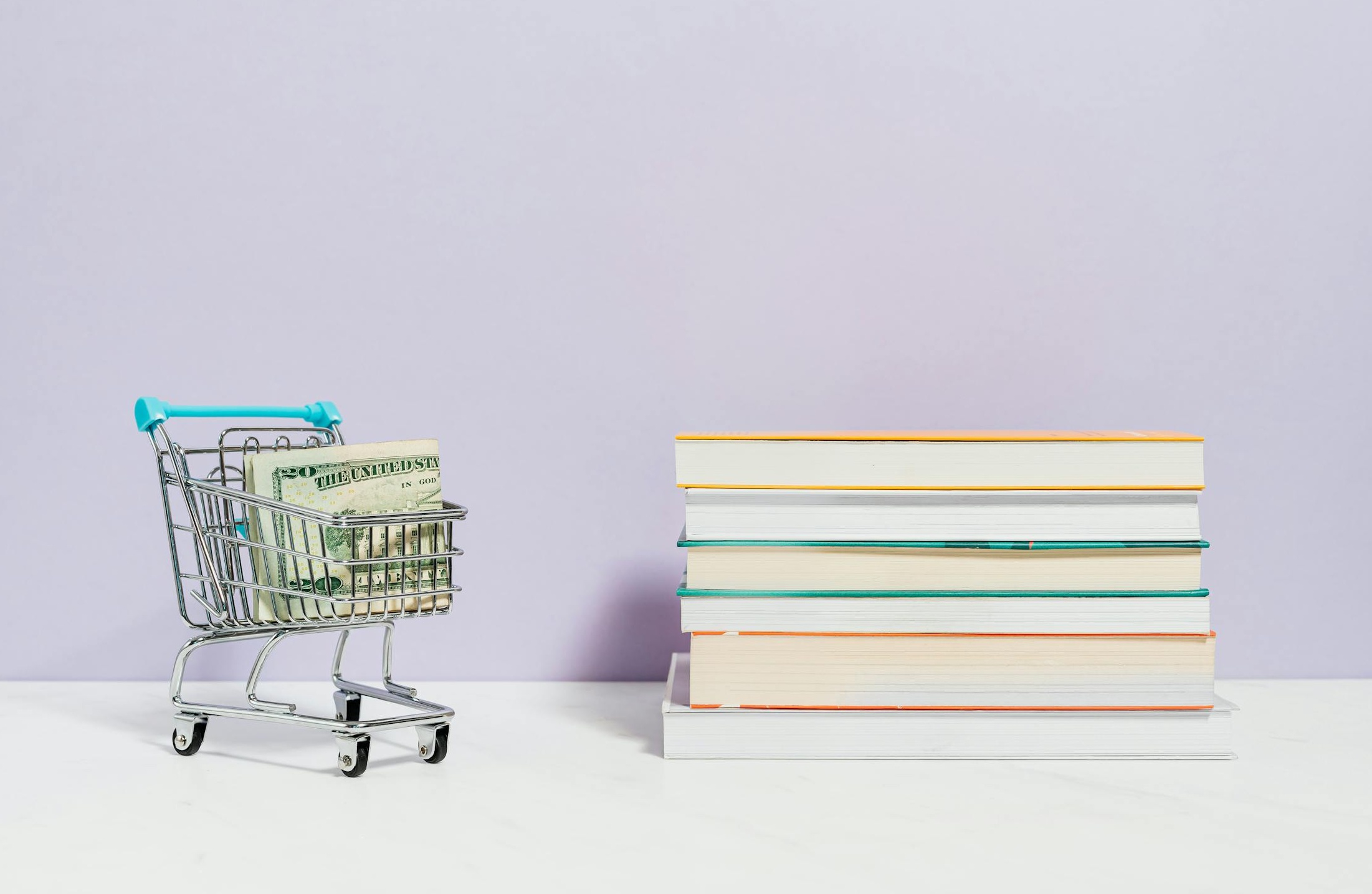 多台设备显示社交媒体界面和评论星级