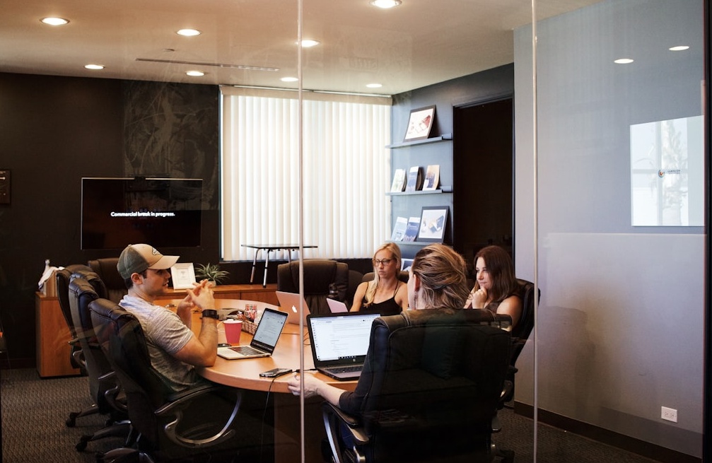 一群人通过手机和平板电脑进行社交媒体互动